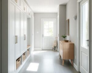 Minimalistische Aufbewahrungslösungen für Flure