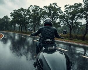 Wie reist man sicher mit Motorrad bei Regen?